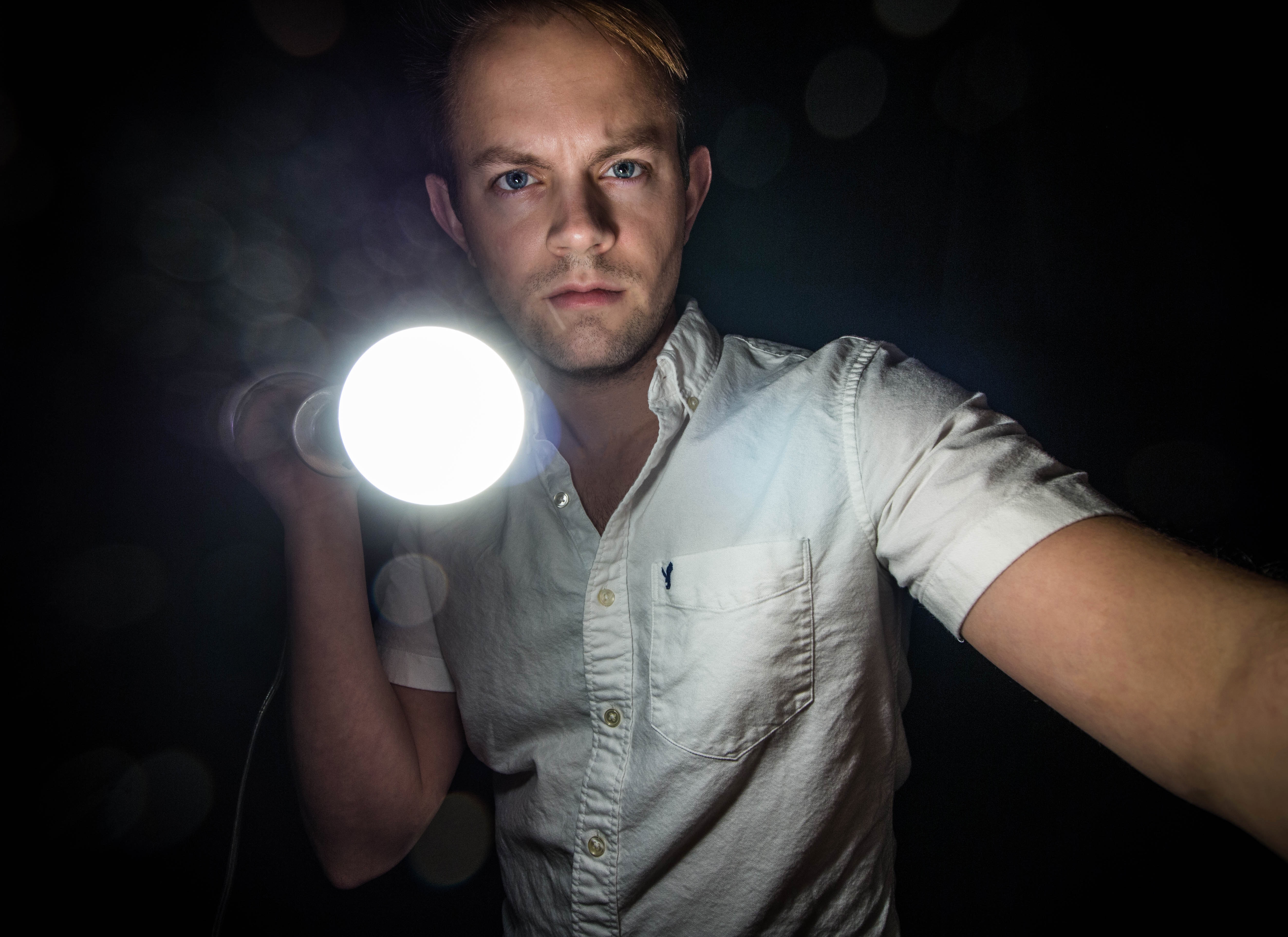 nachtdienst, onregelmatige diensten, wisselende diensten, ploegendienst syndroom, overdag slapen, dagnachtritme, biologische klok, licht, lichttherapie, lichtbril, lichttherapiebril, AYOlite kopen, natuurlijke ondersteuning, natuurlijk middel, remedie